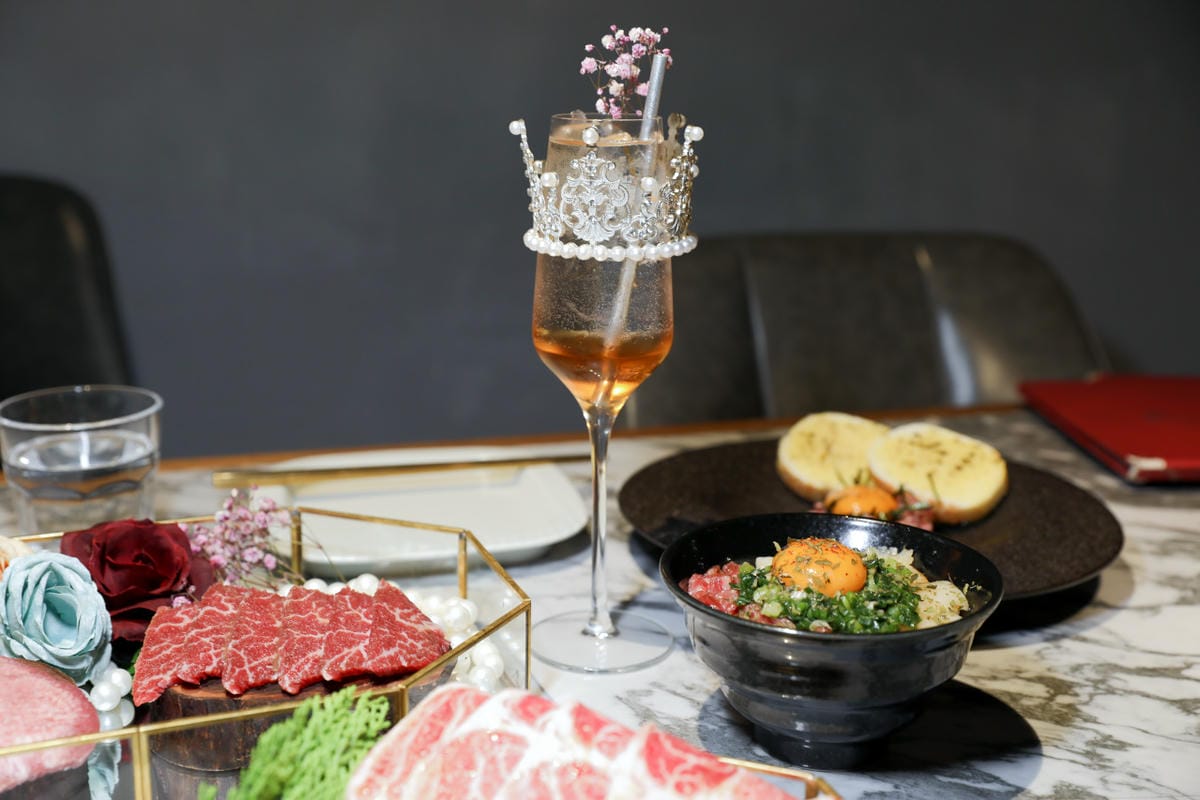 台中食記｜台中高級燒肉推薦！Eartha燒肉餐酒館 夢幻燒肉珠寶盒，桌邊代烤服務，親子寵物友善餐廳