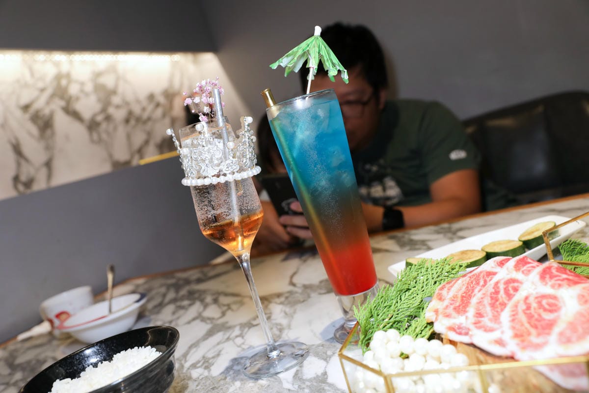 台中食記｜台中高級燒肉推薦！Eartha燒肉餐酒館 夢幻燒肉珠寶盒，桌邊代烤服務，親子寵物友善餐廳