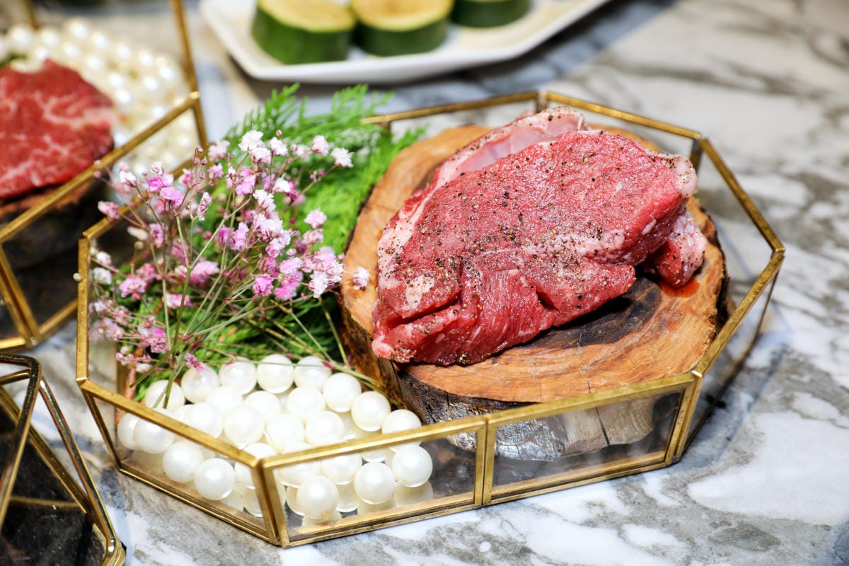 台中食記｜台中高級燒肉推薦！Eartha燒肉餐酒館 夢幻燒肉珠寶盒，桌邊代烤服務，親子寵物友善餐廳