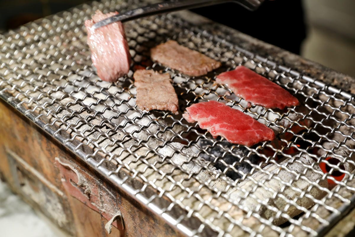 台中食記｜台中高級燒肉推薦！Eartha燒肉餐酒館 夢幻燒肉珠寶盒，桌邊代烤服務，親子寵物友善餐廳