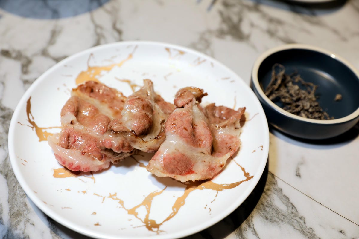 台中食記｜台中高級燒肉推薦！Eartha燒肉餐酒館 夢幻燒肉珠寶盒，桌邊代烤服務，親子寵物友善餐廳