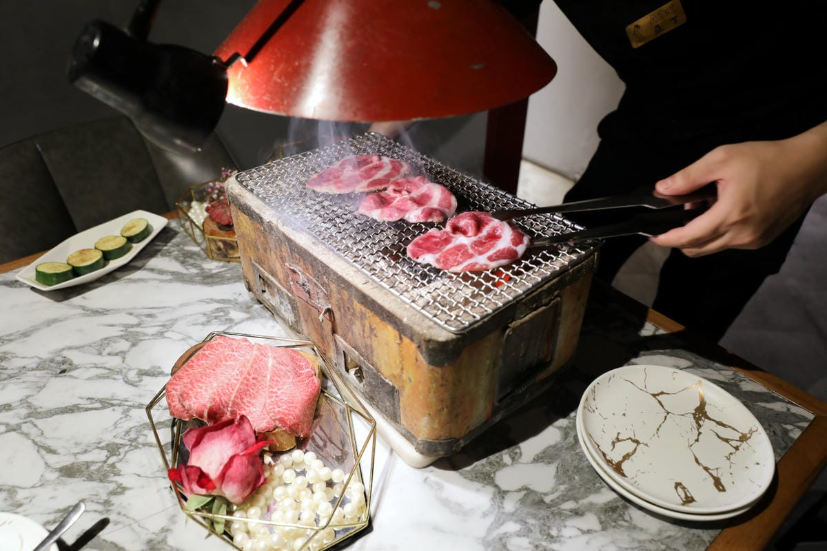 台中食記｜台中高級燒肉推薦！Eartha燒肉餐酒館 夢幻燒肉珠寶盒，桌邊代烤服務，親子寵物友善餐廳