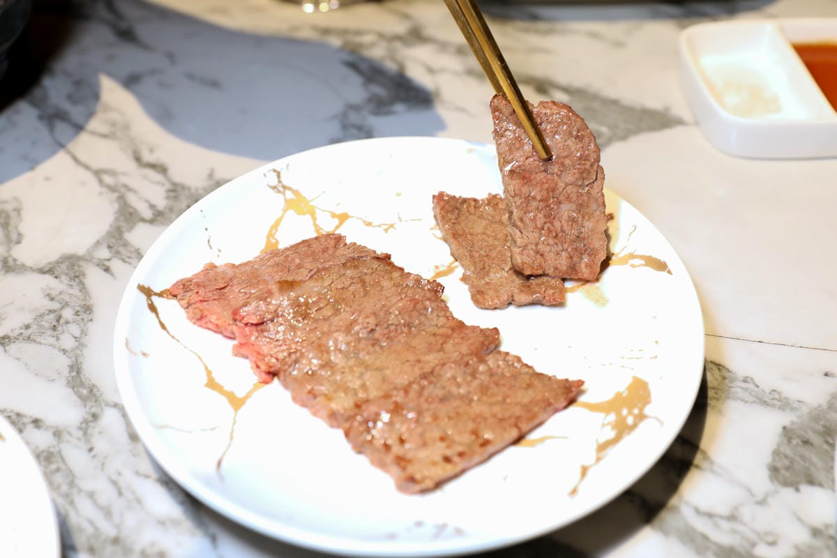 台中食記｜台中高級燒肉推薦！Eartha燒肉餐酒館 夢幻燒肉珠寶盒，桌邊代烤服務，親子寵物友善餐廳