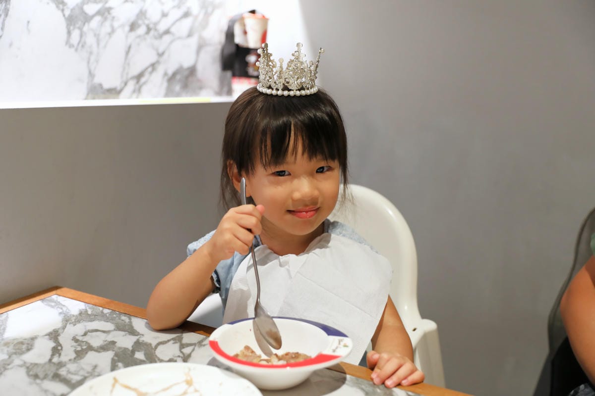 台中食記｜台中高級燒肉推薦！Eartha燒肉餐酒館 夢幻燒肉珠寶盒，桌邊代烤服務，親子寵物友善餐廳