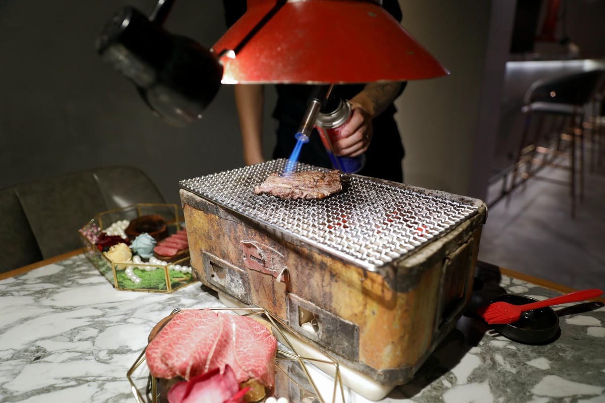 台中食記｜台中高級燒肉推薦！Eartha燒肉餐酒館 夢幻燒肉珠寶盒，桌邊代烤服務，親子寵物友善餐廳
