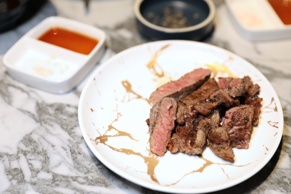 台中食記｜台中高級燒肉推薦！Eartha燒肉餐酒館 夢幻燒肉珠寶盒，桌邊代烤服務，親子寵物友善餐廳
