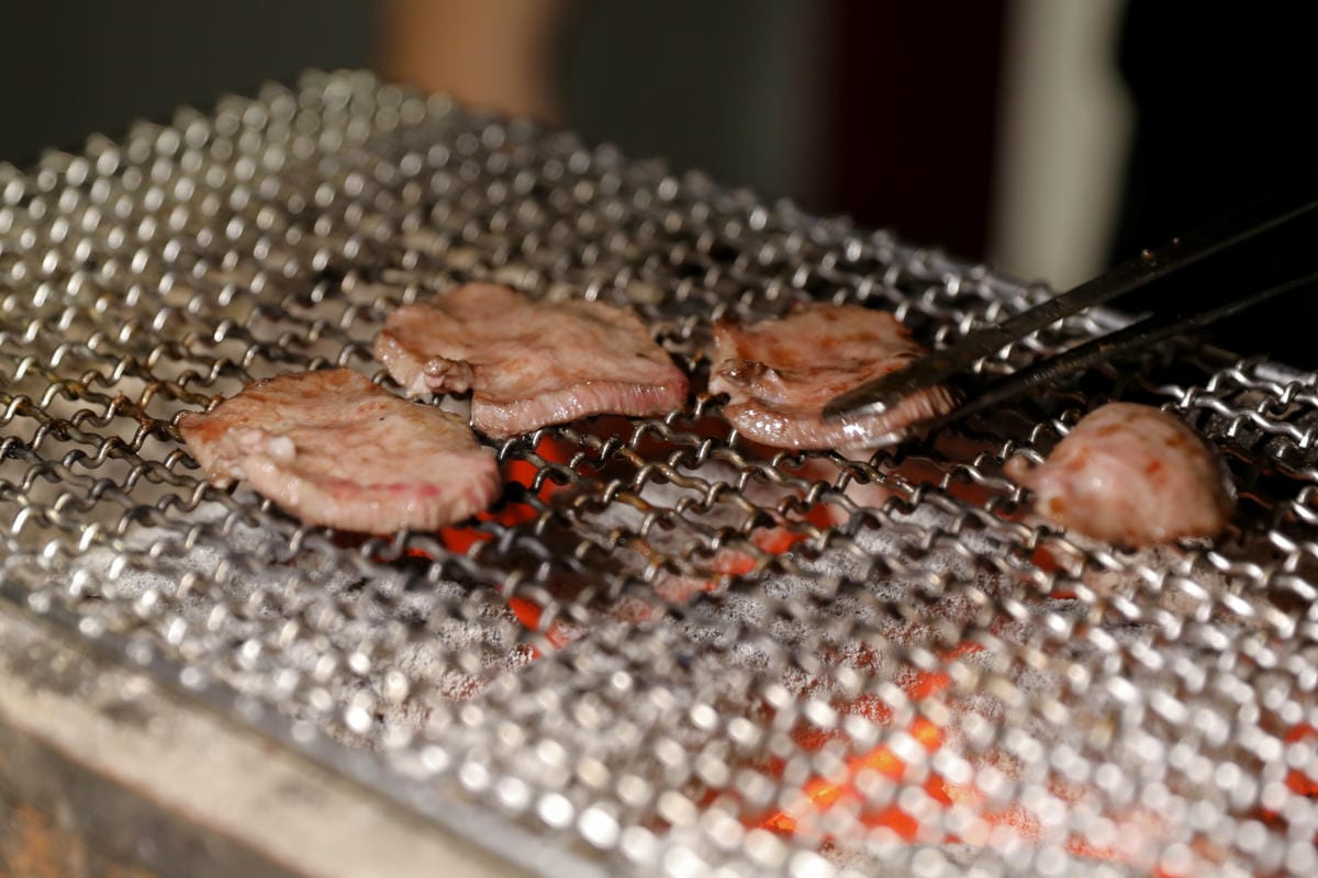 台中食記｜台中高級燒肉推薦！Eartha燒肉餐酒館 夢幻燒肉珠寶盒，桌邊代烤服務，親子寵物友善餐廳