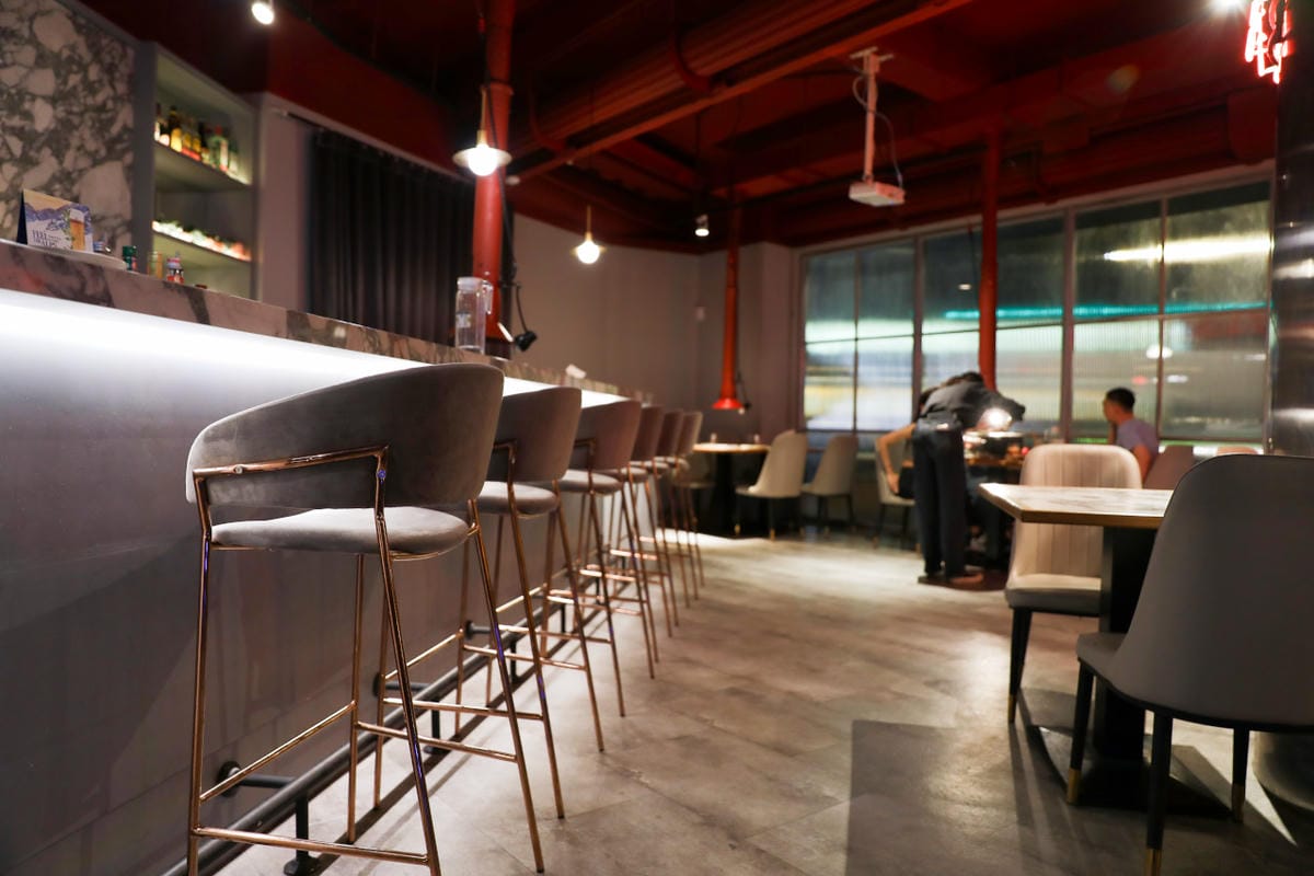 台中食記｜台中高級燒肉推薦！Eartha燒肉餐酒館 夢幻燒肉珠寶盒，桌邊代烤服務，親子寵物友善餐廳