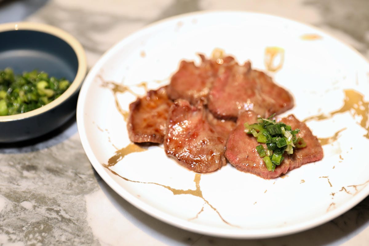 台中食記｜台中高級燒肉推薦！Eartha燒肉餐酒館 夢幻燒肉珠寶盒，桌邊代烤服務，親子寵物友善餐廳