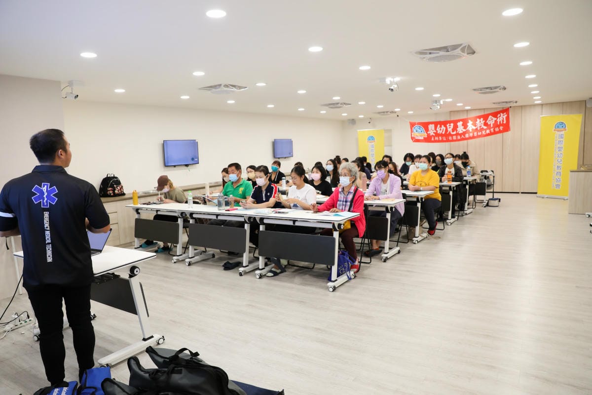 親子育兒|新手爸媽務必上的一堂課!社團法人國際嬰幼兒教育協會 嬰幼兒基本救命術 CPR心肺復甦術課程 - 第4張圖 親子育兒|新手爸媽務必上的一堂課!社團法人國際嬰幼兒教育協會 嬰幼兒基本救命術 CPR心肺復甦術課程