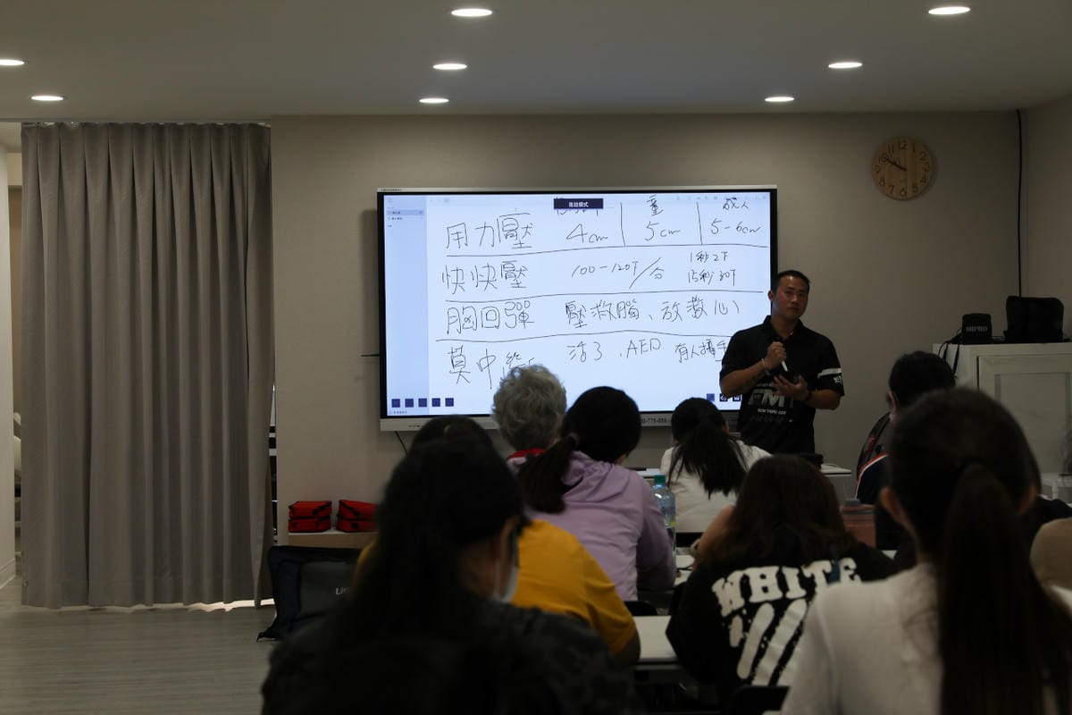 親子育兒|新手爸媽務必上的一堂課!社團法人國際嬰幼兒教育協會 嬰幼兒基本救命術 CPR心肺復甦術課程 - 第7張圖 親子育兒|新手爸媽務必上的一堂課!社團法人國際嬰幼兒教育協會 嬰幼兒基本救命術 CPR心肺復甦術課程