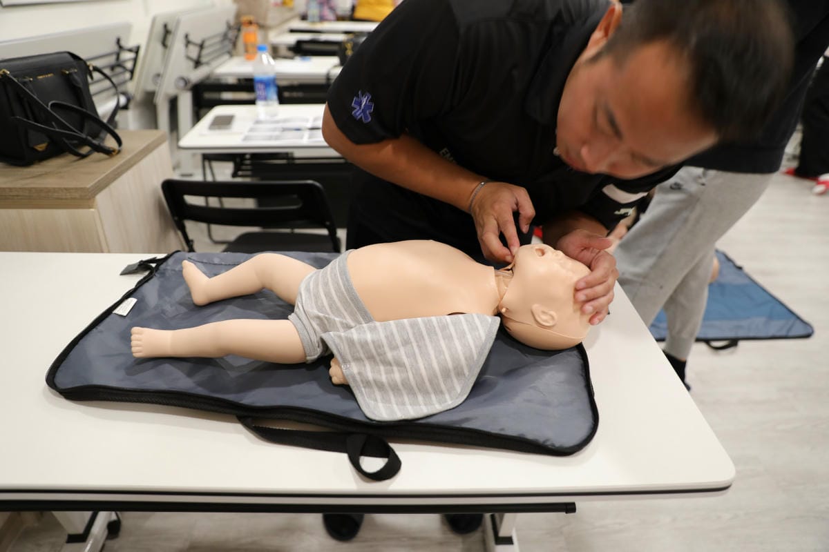 親子育兒|新手爸媽務必上的一堂課!社團法人國際嬰幼兒教育協會 嬰幼兒基本救命術 CPR心肺復甦術課程 - 第26張圖 親子育兒|新手爸媽務必上的一堂課!社團法人國際嬰幼兒教育協會 嬰幼兒基本救命術 CPR心肺復甦術課程