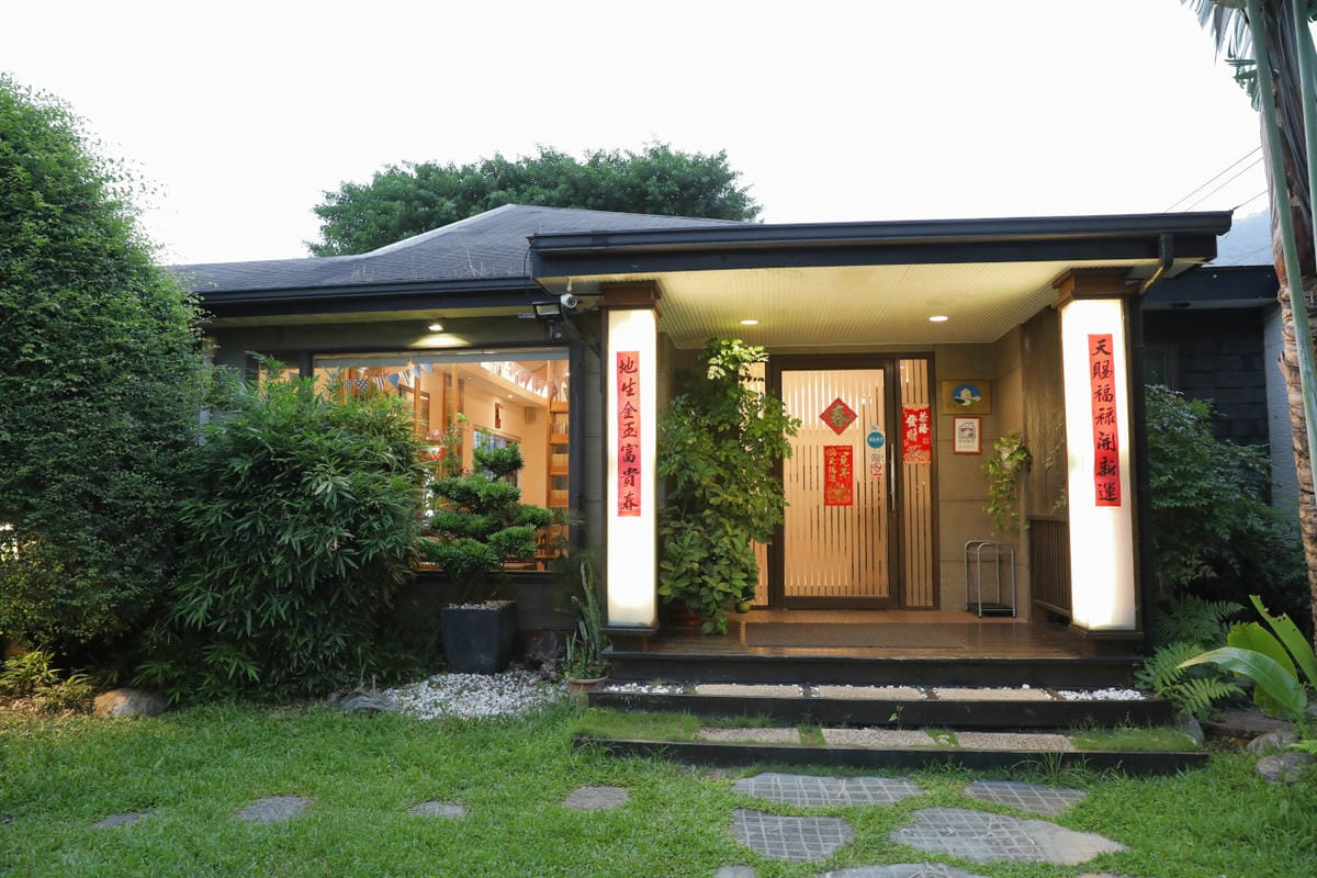 花蓮民宿｜花蓮吉安鄉綠色隧道民宿 金澤居 花蓮親子住宿推薦！親子友善，孩子最喜歡的餵魚民宿~