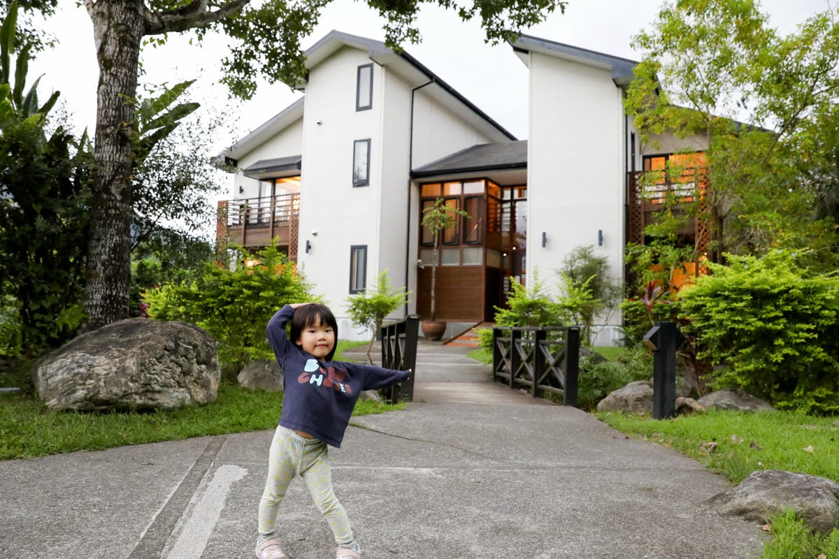 花蓮民宿｜花蓮吉安鄉綠色隧道民宿 金澤居 花蓮親子住宿推薦！親子友善，孩子最喜歡的餵魚民宿~