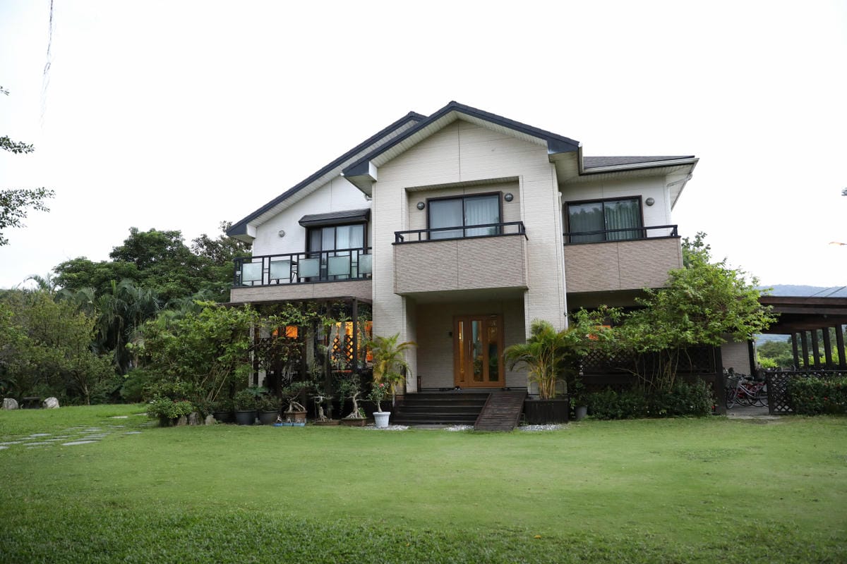 花蓮民宿｜花蓮吉安鄉綠色隧道民宿 金澤居 花蓮親子住宿推薦！親子友善，孩子最喜歡的餵魚民宿~