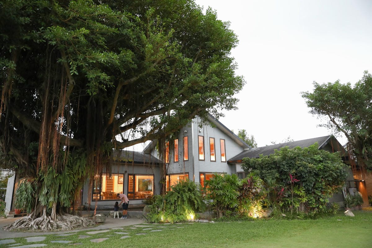 花蓮民宿｜花蓮吉安鄉綠色隧道民宿 金澤居 花蓮親子住宿推薦！親子友善，孩子最喜歡的餵魚民宿~