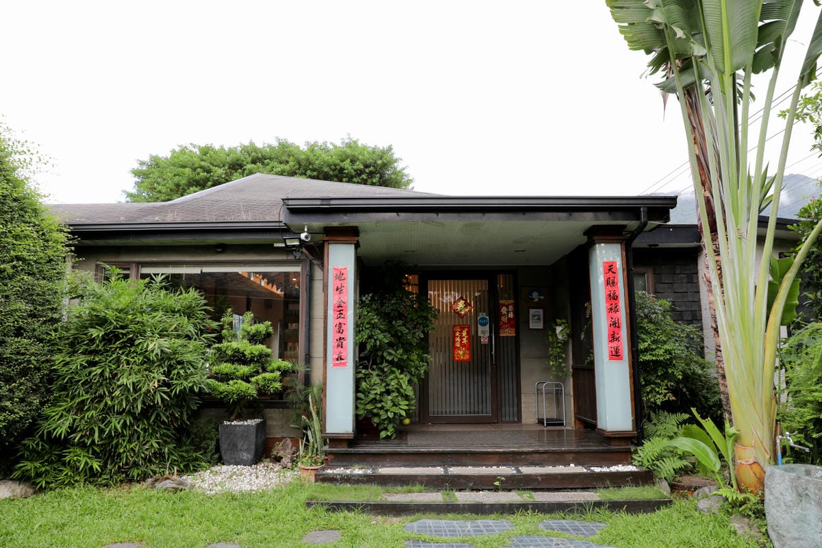 花蓮民宿｜花蓮吉安鄉綠色隧道民宿 金澤居 花蓮親子住宿推薦！親子友善，孩子最喜歡的餵魚民宿~