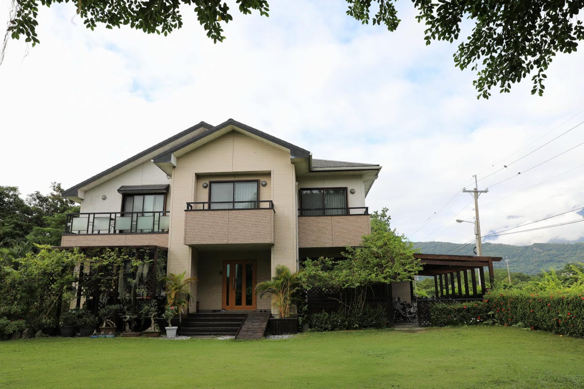 花蓮民宿｜花蓮吉安鄉綠色隧道民宿 金澤居 花蓮親子住宿推薦！親子友善，孩子最喜歡的餵魚民宿~
