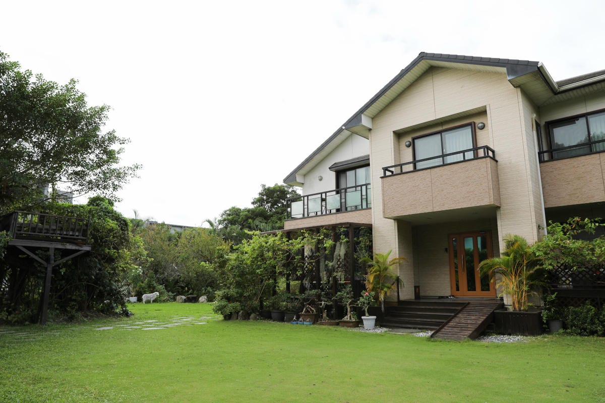 花蓮民宿｜花蓮吉安鄉綠色隧道民宿 金澤居 花蓮親子住宿推薦！親子友善，孩子最喜歡的餵魚民宿~