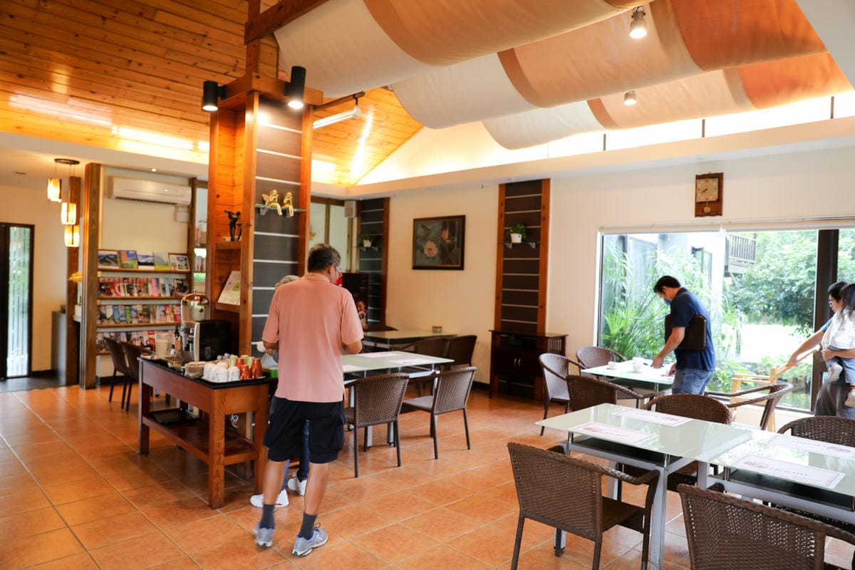 花蓮民宿｜花蓮吉安鄉綠色隧道民宿 金澤居 花蓮親子住宿推薦！親子友善，孩子最喜歡的餵魚民宿~