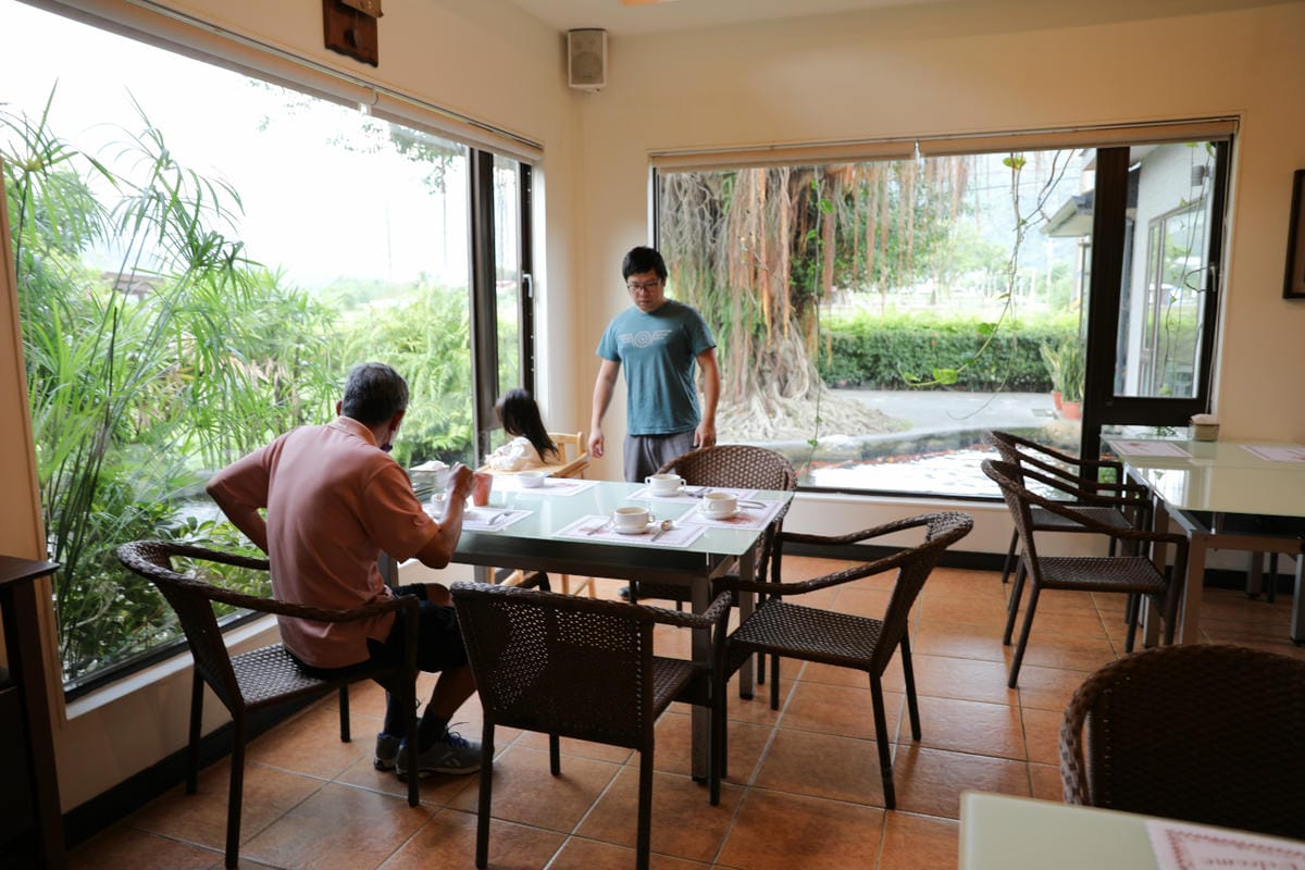 花蓮民宿｜花蓮吉安鄉綠色隧道民宿 金澤居 花蓮親子住宿推薦！親子友善，孩子最喜歡的餵魚民宿~