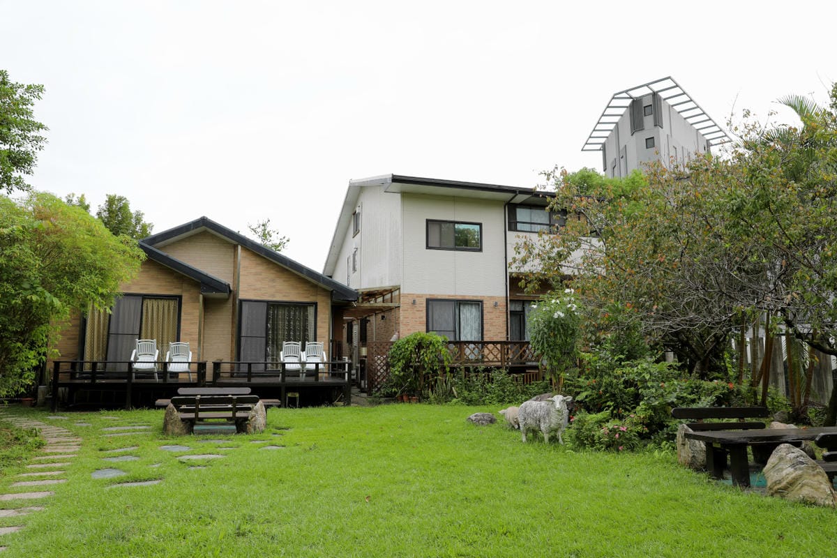花蓮民宿｜花蓮吉安鄉綠色隧道民宿 金澤居 花蓮親子住宿推薦！親子友善，孩子最喜歡的餵魚民宿~