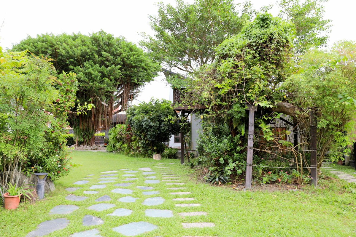花蓮民宿｜花蓮吉安鄉綠色隧道民宿 金澤居 花蓮親子住宿推薦！親子友善，孩子最喜歡的餵魚民宿~