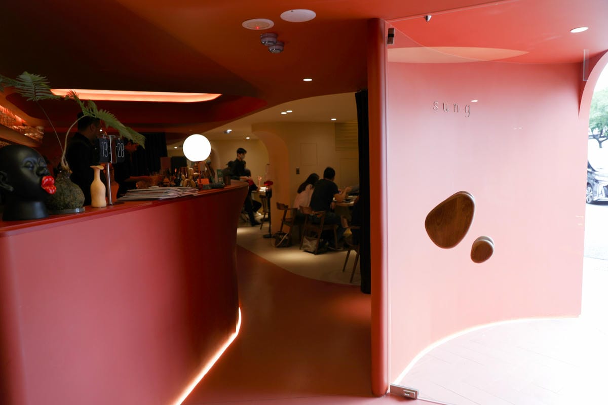 台北食記｜嵩sung台北大安 2023台北最新開幕餐酒館推薦！時尚洞穴風餐廳，台中人氣餐酒館插旗台北～