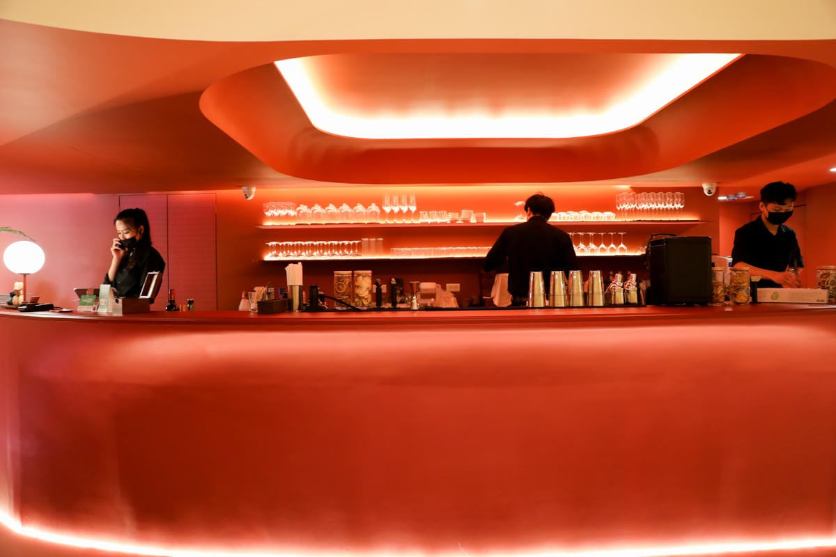台北食記｜嵩sung台北大安 2023台北最新開幕餐酒館推薦！時尚洞穴風餐廳，台中人氣餐酒館插旗台北～