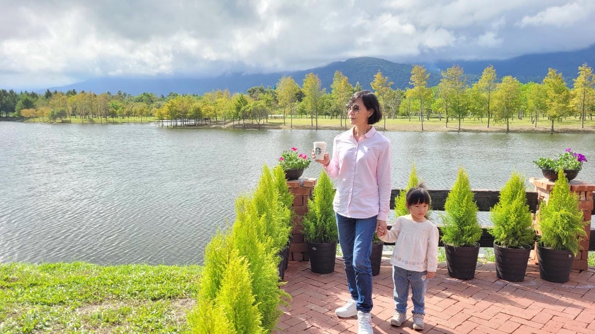 花蓮民宿｜花蓮吉安鄉綠色隧道民宿 金澤居 花蓮親子住宿推薦！親子友善，孩子最喜歡的餵魚民宿~