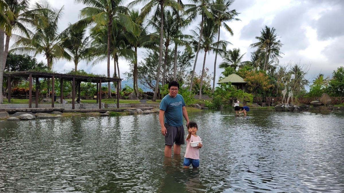 花蓮民宿｜花蓮吉安鄉綠色隧道民宿 金澤居 花蓮親子住宿推薦！親子友善，孩子最喜歡的餵魚民宿~