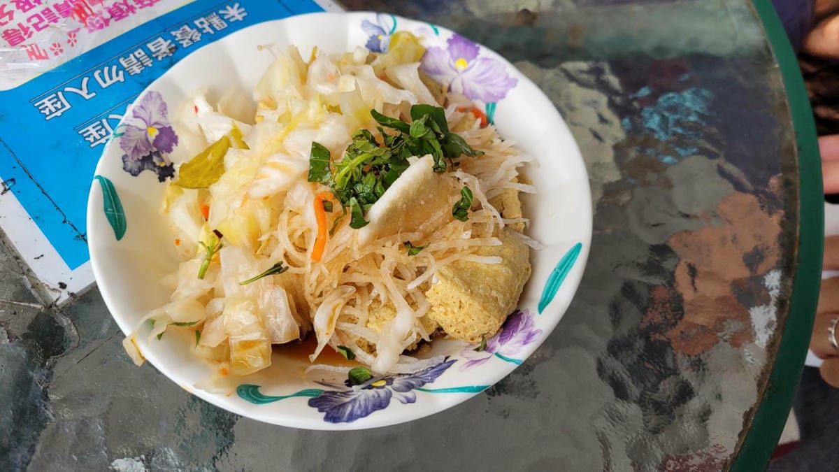 花蓮民宿｜花蓮吉安鄉綠色隧道民宿 金澤居 花蓮親子住宿推薦！親子友善，孩子最喜歡的餵魚民宿~