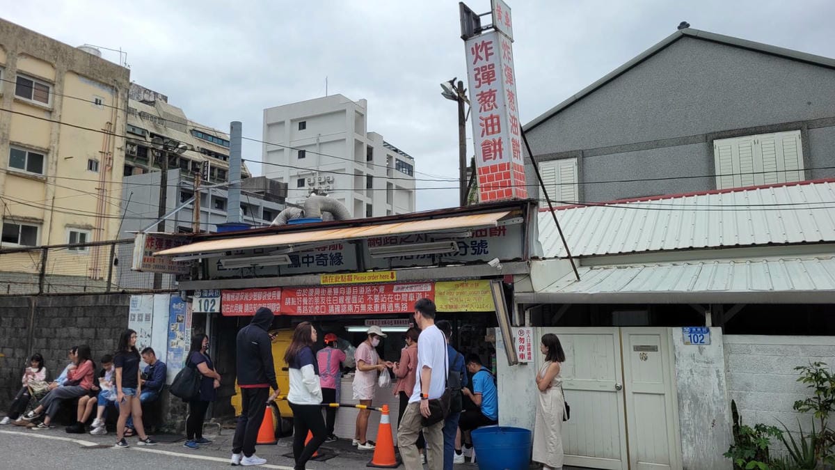 花蓮民宿｜花蓮吉安鄉綠色隧道民宿 金澤居 花蓮親子住宿推薦！親子友善，孩子最喜歡的餵魚民宿~