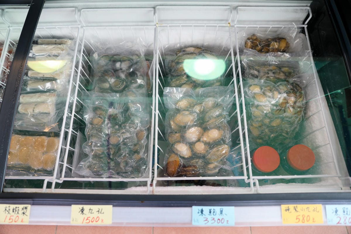 新北食記｜東北角海洋牧場景觀餐廳 貢寮九孔鮑魚專賣店推薦！無敵海景配上活鮑魚火鍋、乾煎鮑魚，極為享受～