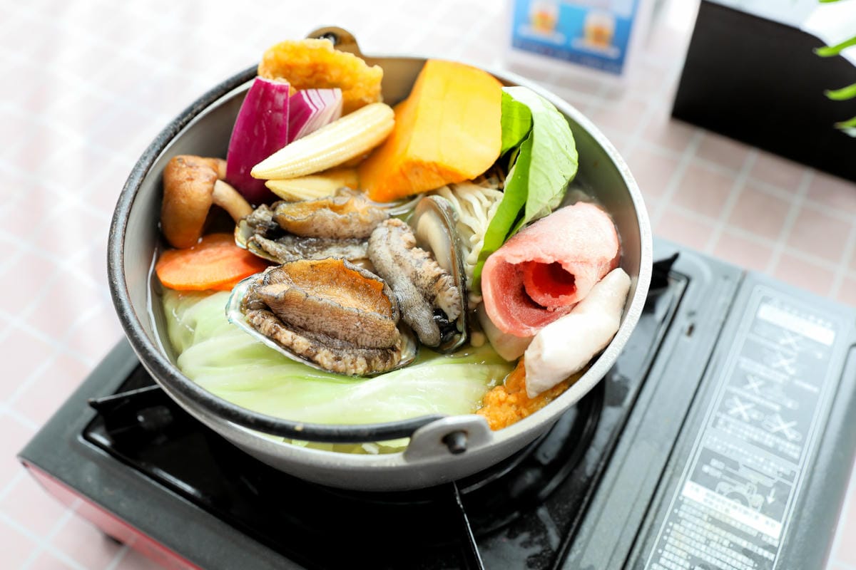 新北食記｜東北角海洋牧場景觀餐廳 貢寮九孔鮑魚專賣店推薦！無敵海景配上活鮑魚火鍋、乾煎鮑魚，極為享受～