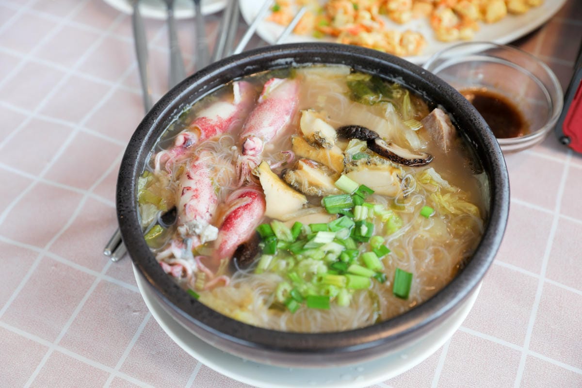 新北食記｜東北角海洋牧場景觀餐廳 貢寮九孔鮑魚專賣店推薦！無敵海景配上活鮑魚火鍋、乾煎鮑魚，極為享受～