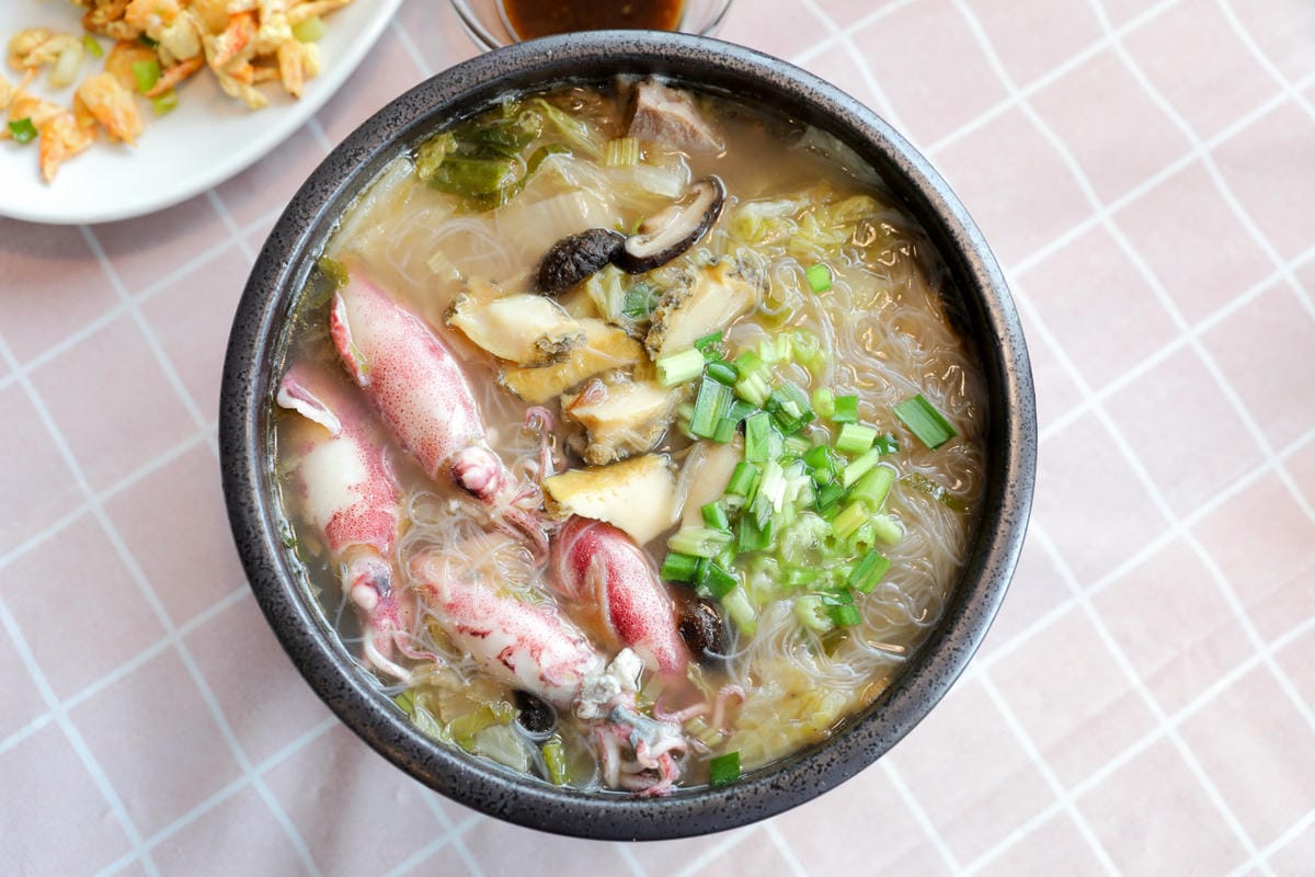 新北食記｜東北角海洋牧場景觀餐廳 貢寮九孔鮑魚專賣店推薦！無敵海景配上活鮑魚火鍋、乾煎鮑魚，極為享受～