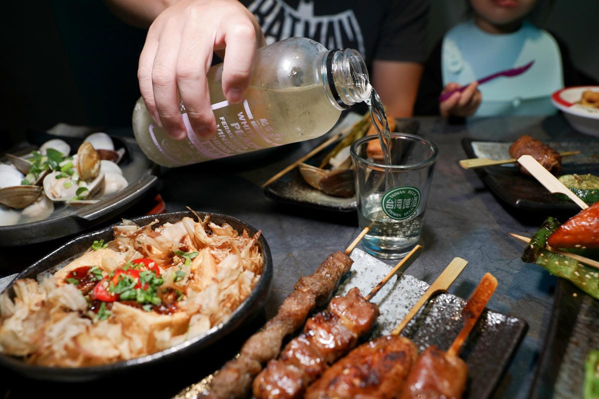 桃園食記｜桃園火車站居酒屋，聚餐小酌推薦！參食SANSHI 精緻台式串燒 網美露營風、親子友善居酒屋