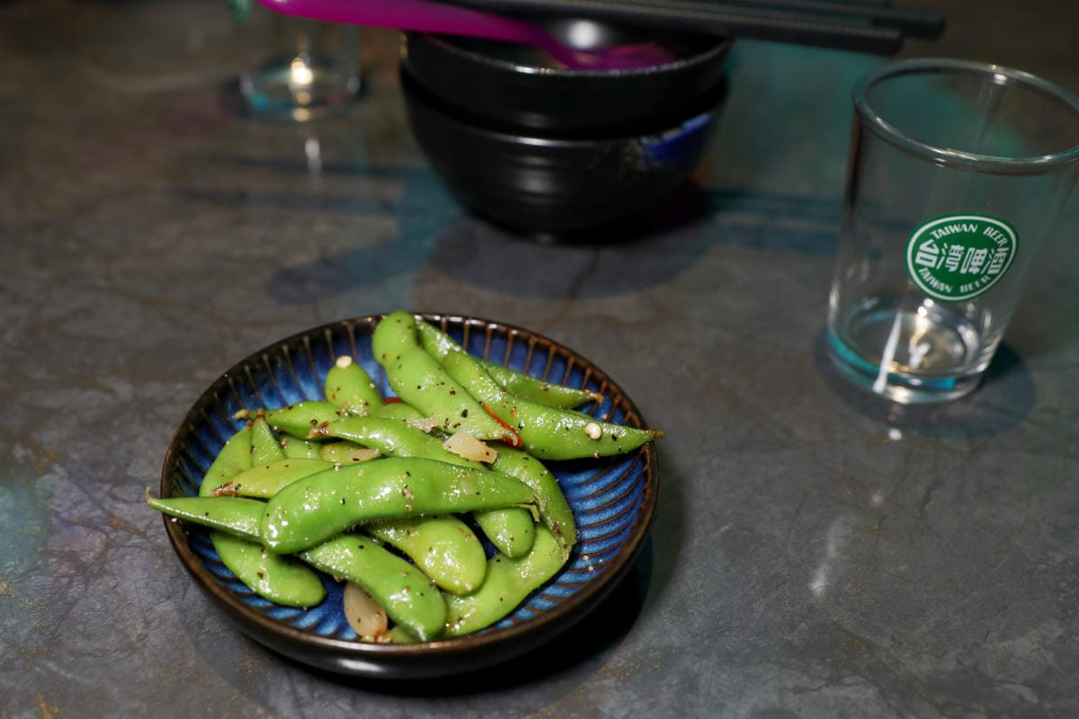 桃園食記｜桃園火車站居酒屋，聚餐小酌推薦！參食SANSHI 精緻台式串燒 網美露營風、親子友善居酒屋