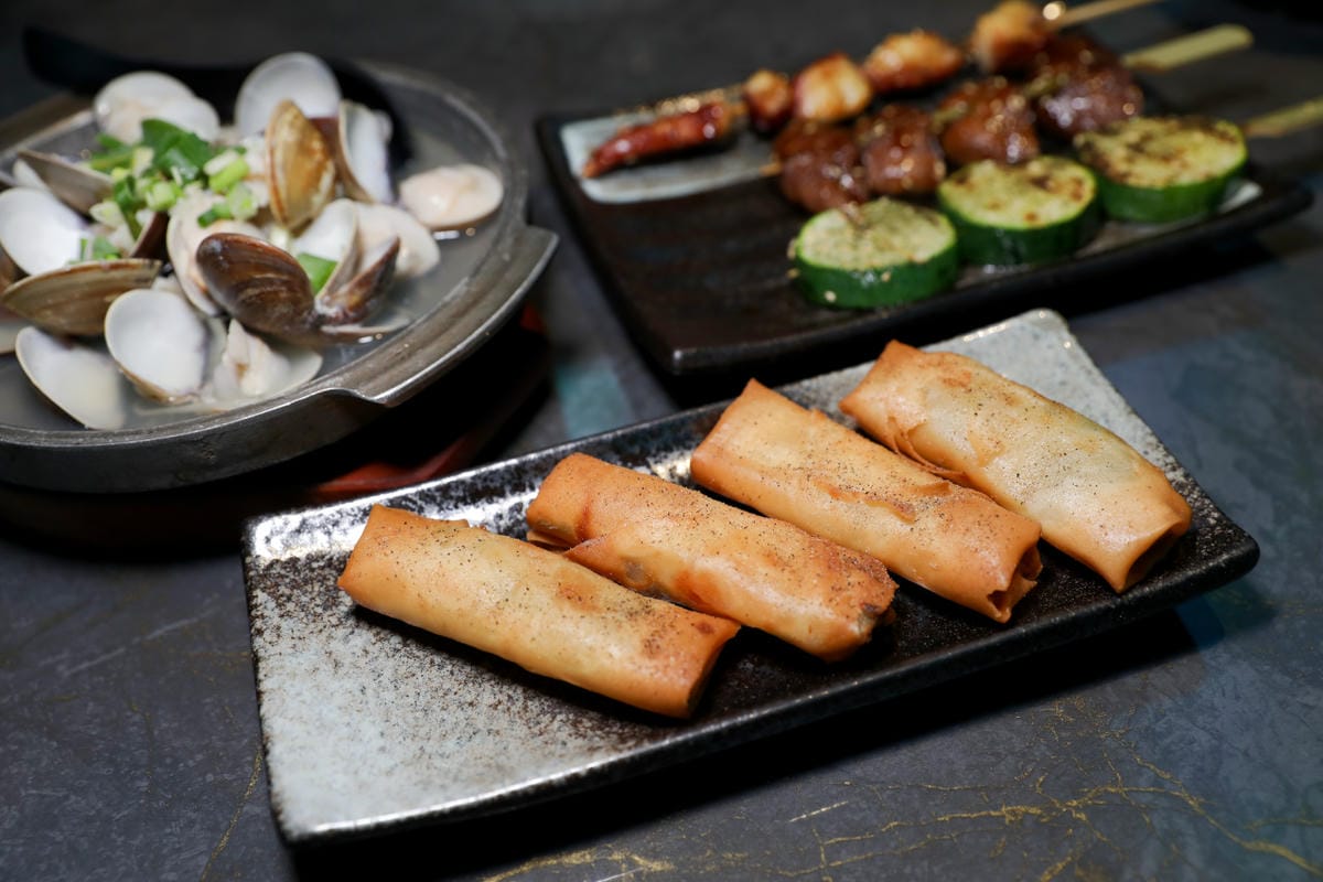 桃園食記｜桃園火車站居酒屋，聚餐小酌推薦！參食SANSHI 精緻台式串燒 網美露營風、親子友善居酒屋