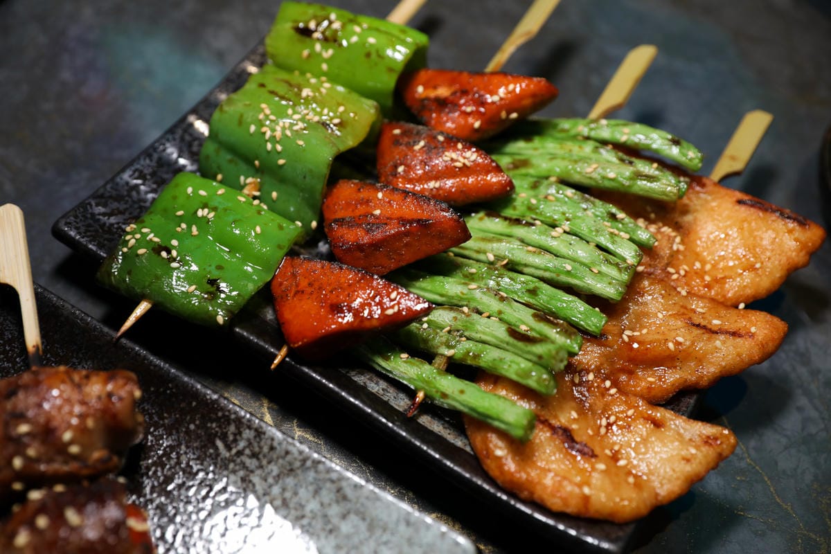 桃園食記｜桃園火車站居酒屋，聚餐小酌推薦！參食SANSHI 精緻台式串燒 網美露營風、親子友善居酒屋