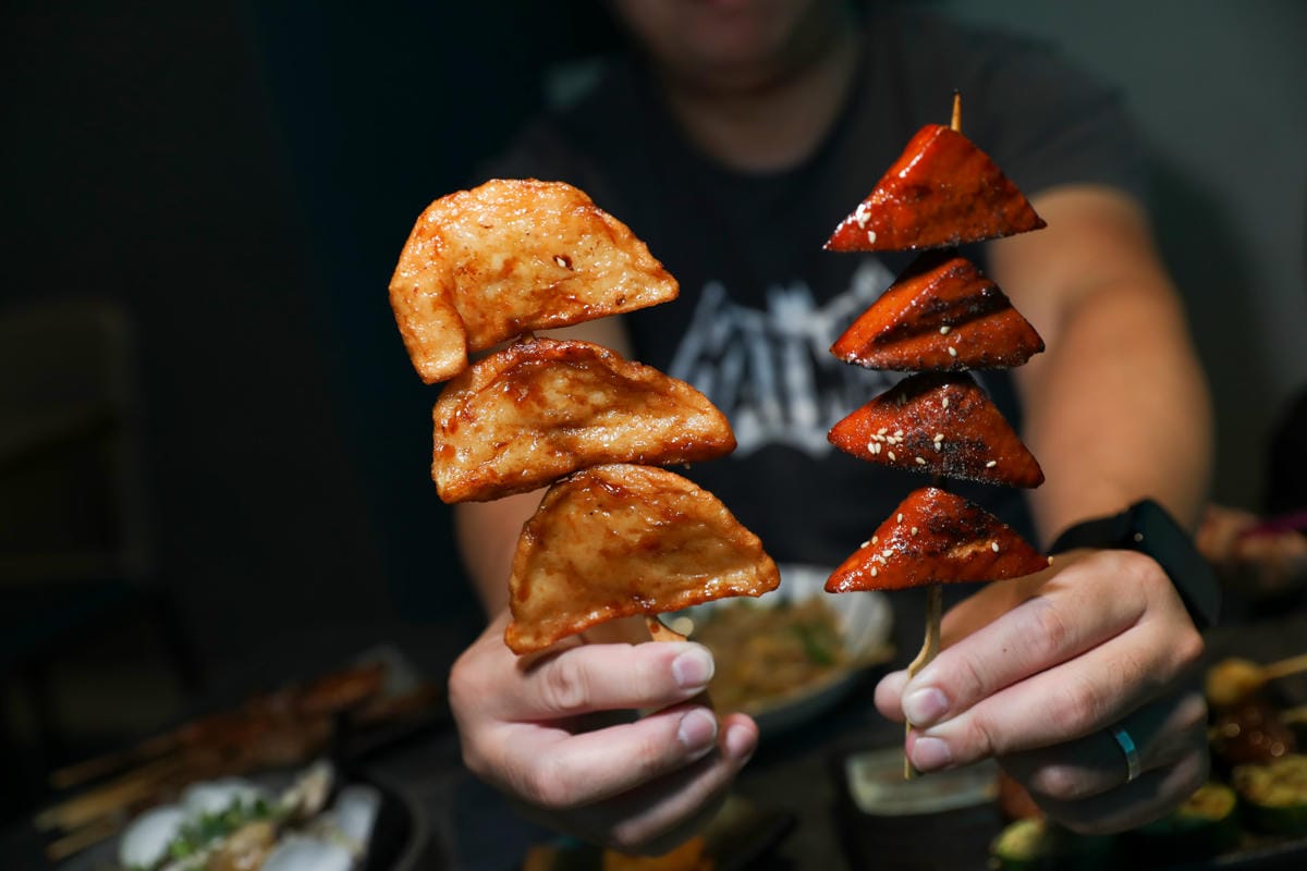 桃園食記｜桃園火車站居酒屋，聚餐小酌推薦！參食SANSHI 精緻台式串燒 網美露營風、親子友善居酒屋