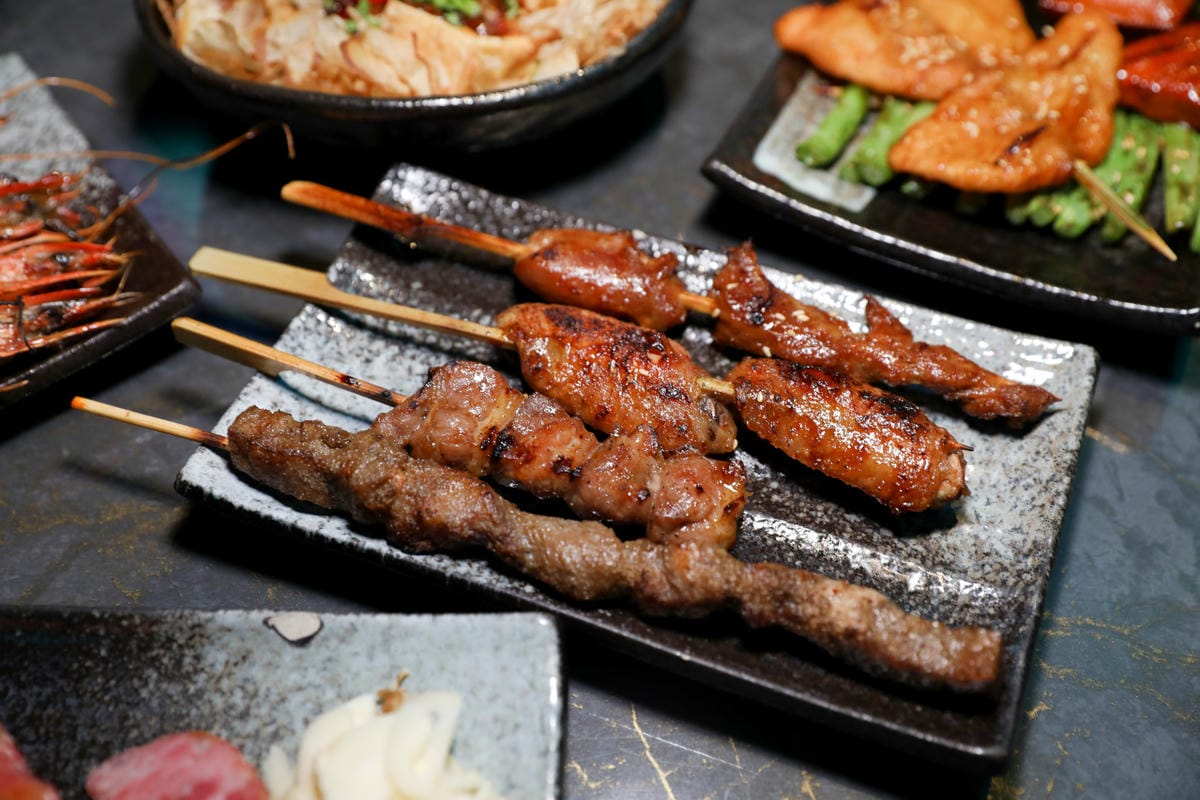 桃園食記｜桃園火車站居酒屋，聚餐小酌推薦！參食SANSHI 精緻台式串燒 網美露營風、親子友善居酒屋