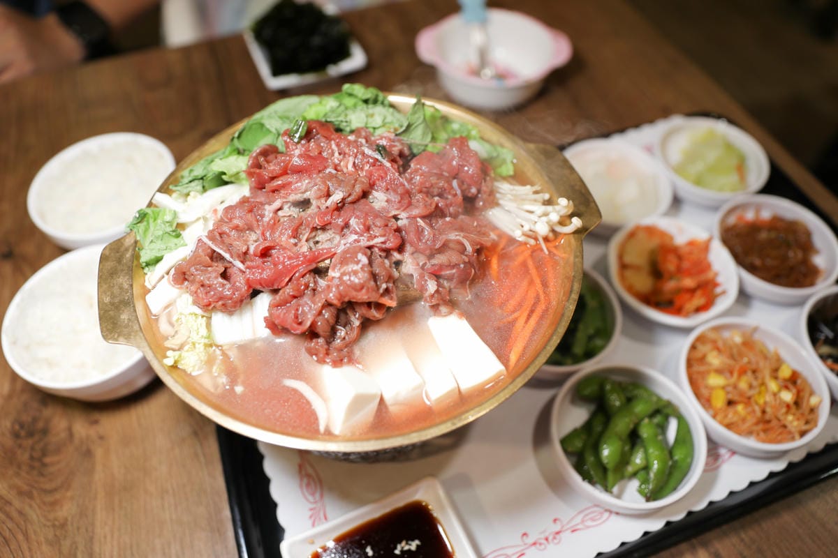 新北食記|板橋韓式料理餐廳推薦!釜山順豆腐 個人韓式銅盤烤肉、韓式冷麵、韓式炒冬粉 道地韓國料理推薦!是親子友善店家唷~ - 第1張圖 新北食記|板橋韓式料理餐廳推薦!釜山順豆腐 個人韓式銅盤烤肉、韓式冷麵、韓式炒冬粉 道地韓國料理推薦!是親子友善店家唷~