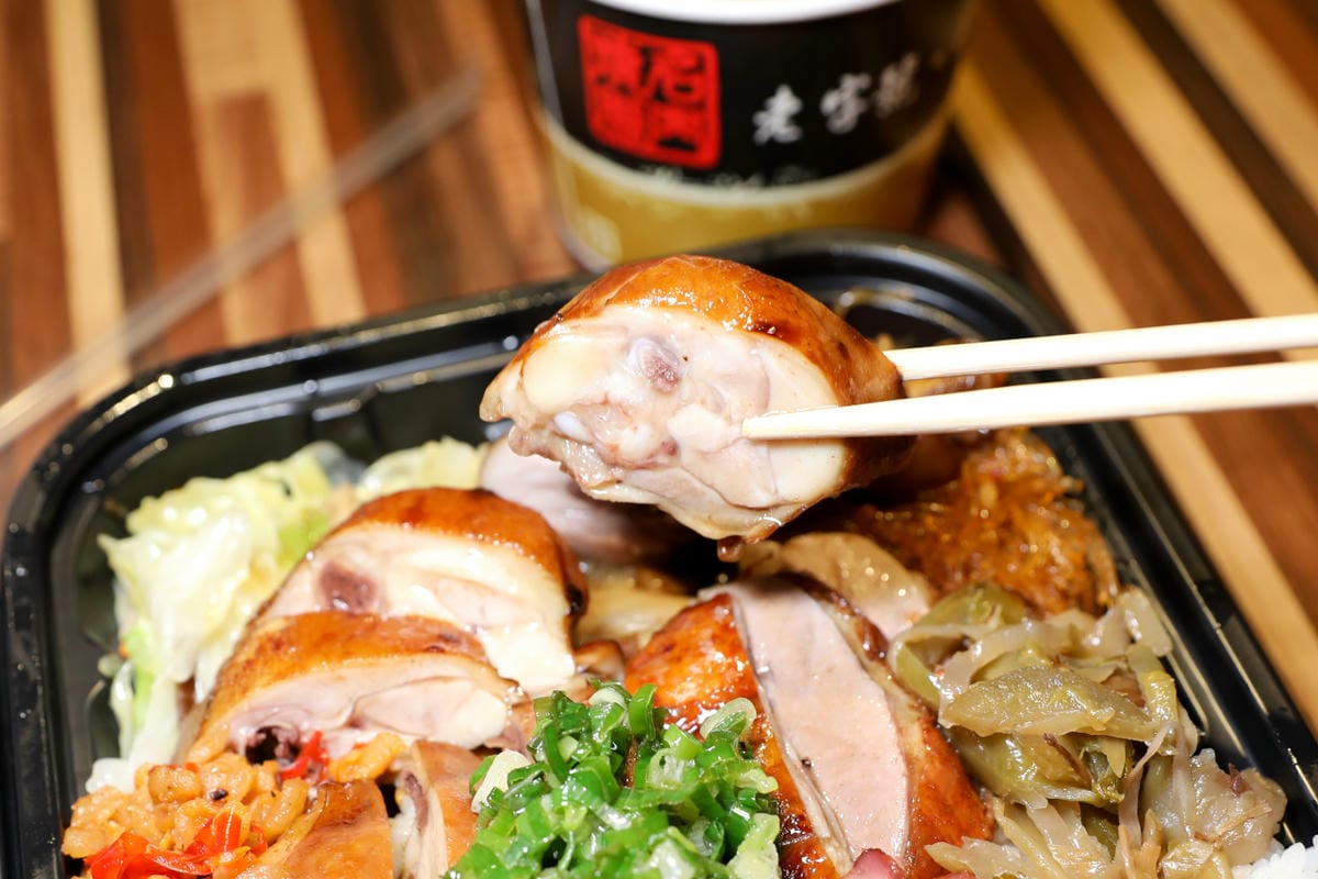 台北食記｜台北最強燒臘便當超好吃推薦！名門燒臘-伊通店（臨四平商圈）肥瘦任選，加肉自由！
