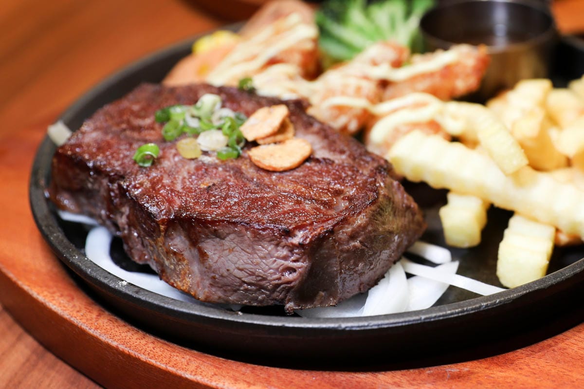 桃園食記｜林口長庚周邊美食 炙り庵steak牛排（龜山長庚店）日式熟成牛排推薦！自助吧滷肉飯吃到飽，竟然還有蔥鹽牛舌！