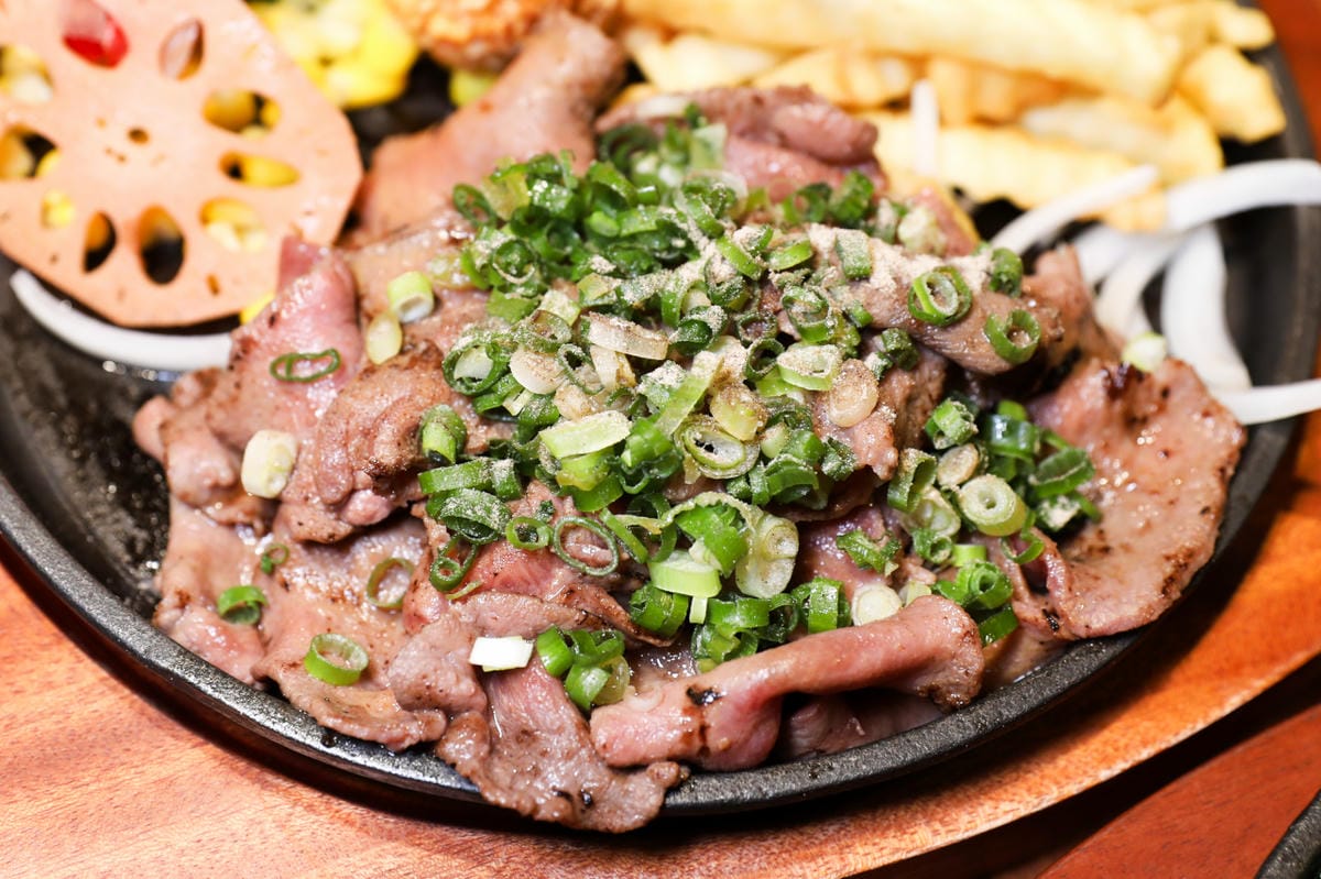 桃園食記｜林口長庚周邊美食 炙り庵steak牛排（龜山長庚店）日式熟成牛排推薦！自助吧滷肉飯吃到飽，竟然還有蔥鹽牛舌！