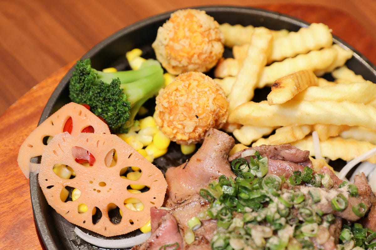 桃園食記｜林口長庚周邊美食 炙り庵steak牛排（龜山長庚店）日式熟成牛排推薦！自助吧滷肉飯吃到飽，竟然還有蔥鹽牛舌！