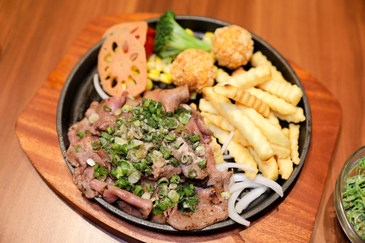 桃園食記｜林口長庚周邊美食 炙り庵steak牛排（龜山長庚店）日式熟成牛排推薦！自助吧滷肉飯吃到飽，竟然還有蔥鹽牛舌！