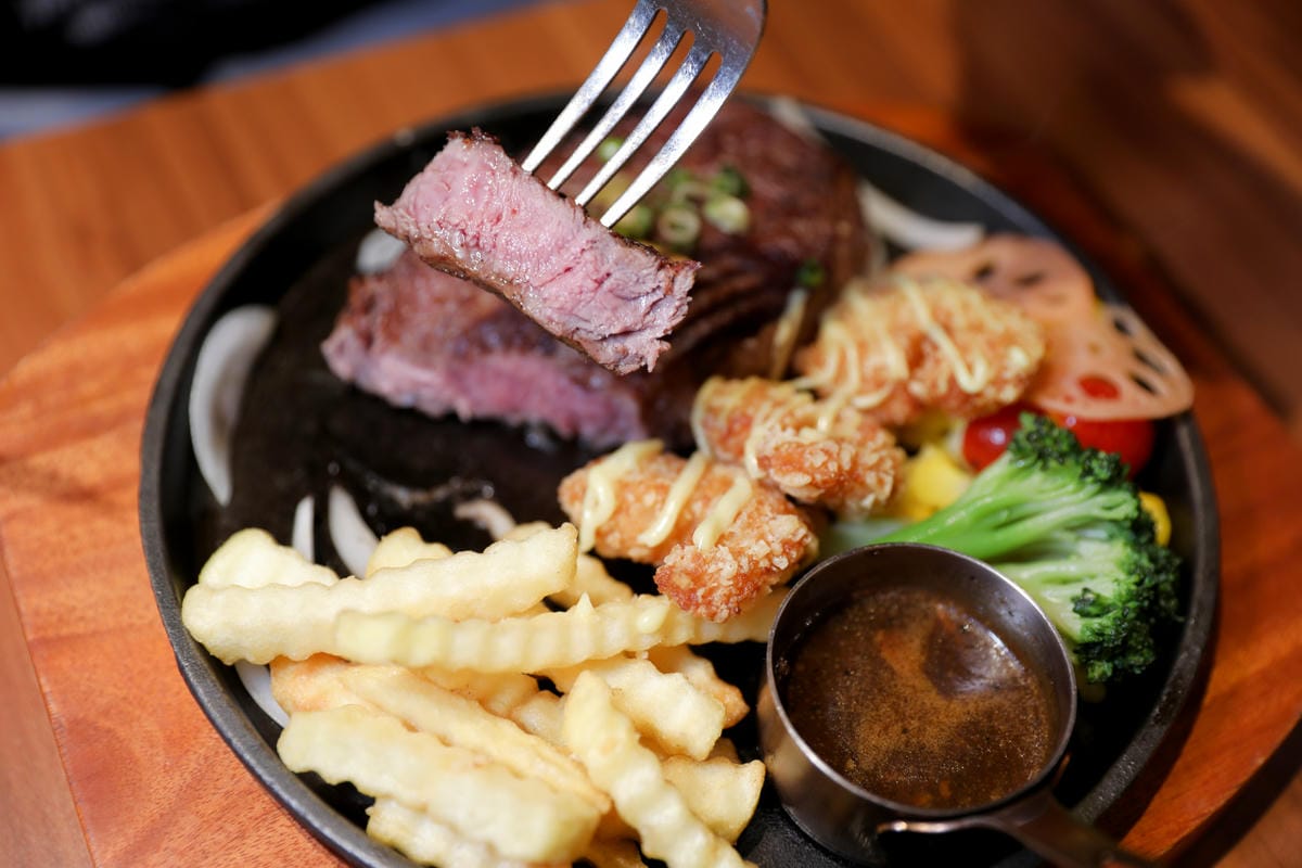 桃園食記｜林口長庚周邊美食 炙り庵steak牛排（龜山長庚店）日式熟成牛排推薦！自助吧滷肉飯吃到飽，竟然還有蔥鹽牛舌！